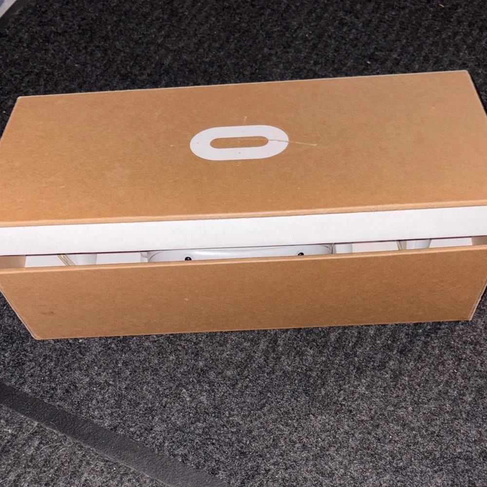 VR Headset with Controllers - White